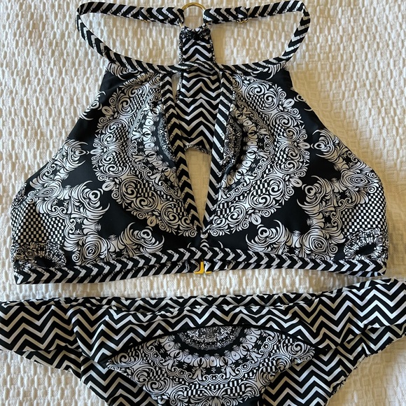 Red Carter medallion print 2 piece - Picture 3 of 5